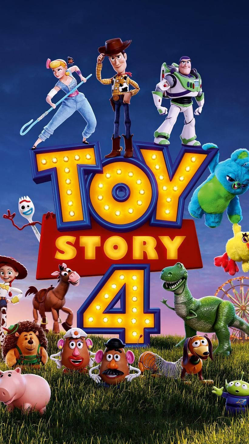 Toy Story 4 桌布 壁紙 — 《玩具總動員4》充滿活力的電影海報，展示深受喜愛的動畫玩具如胡迪、巴斯光年和牧羊女寶貝，在暮色天空下於發光標題字母上擺姿勢。