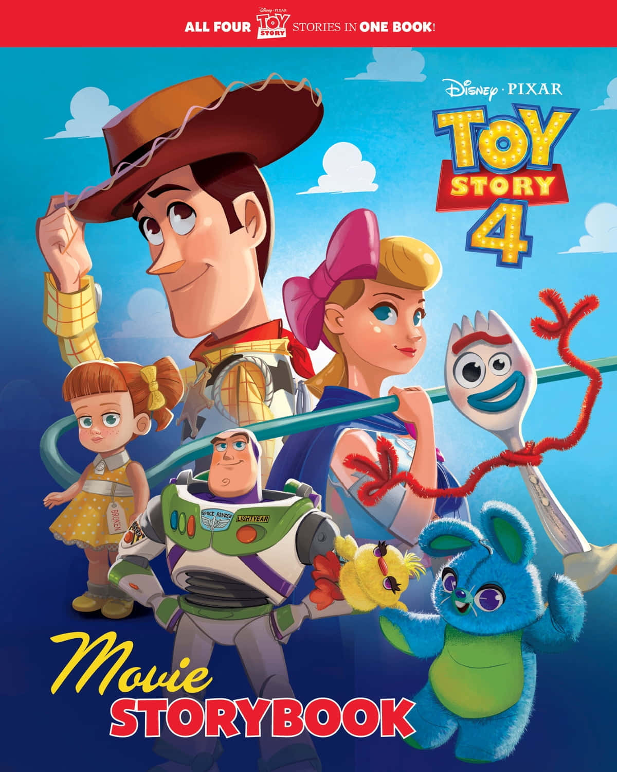 Toy Story 4 桌布 壁紙 — 《玩具總動員4》角色包括胡迪、巴斯光年、牧羊女寶貝、小叉和達奇在明亮的藍天白雲下愉快地擺姿勢。