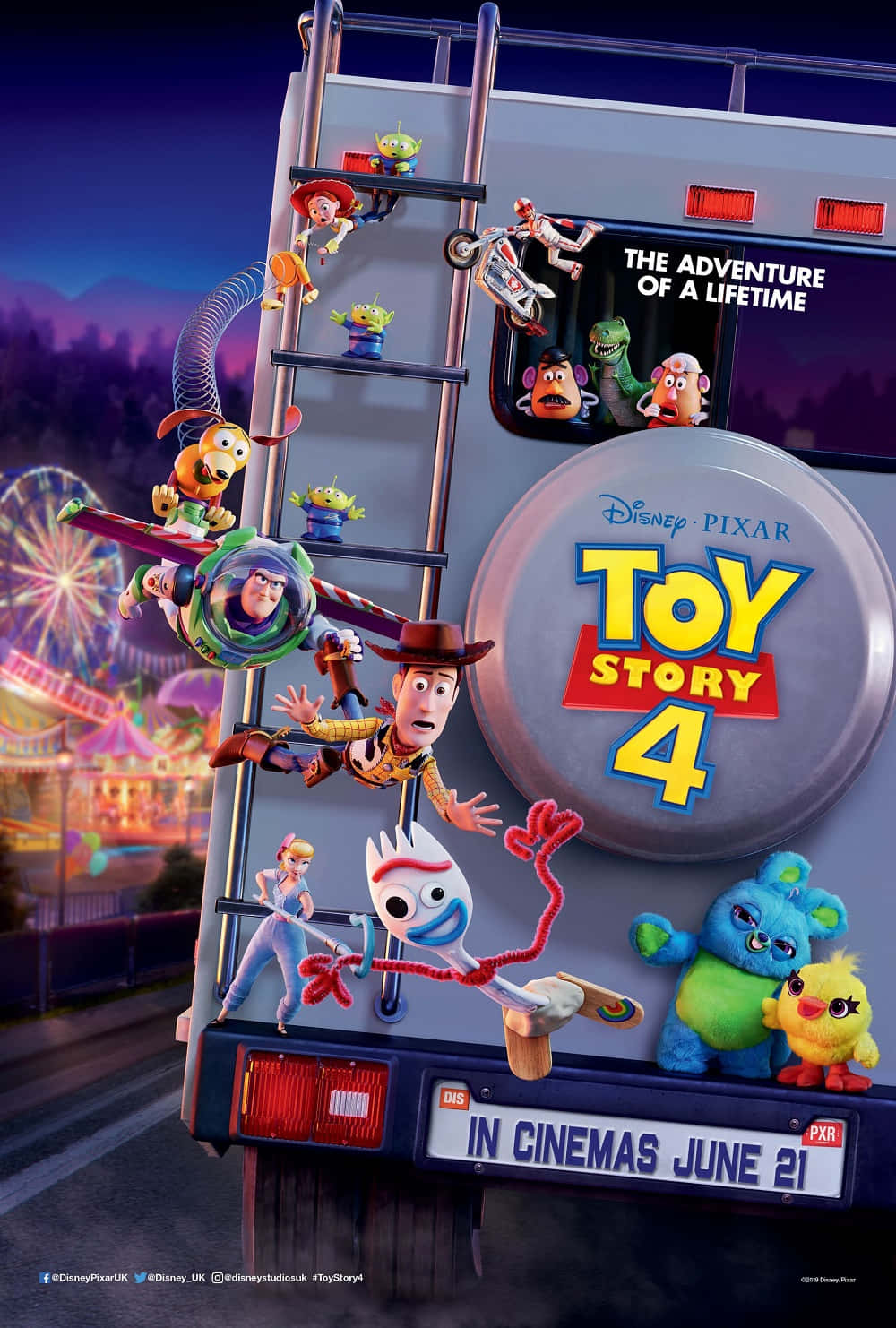 Toy Story 4 桌布 壁紙 — 《玩具總動員4》角色在一個充滿活力的夜間嘉年華中緊貼著一輛卡車，背景有發光的摩天輪。