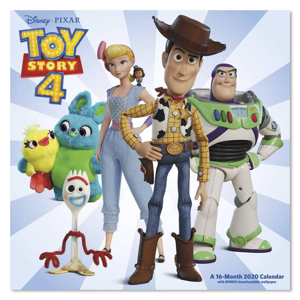Toy Story 4 桌布 壁紙 — 《玩具總動員4》角色胡迪、巴斯光年、牧羊女寶貝、小叉、達奇與賓尼在藍白條紋背景上一起擺姿勢。