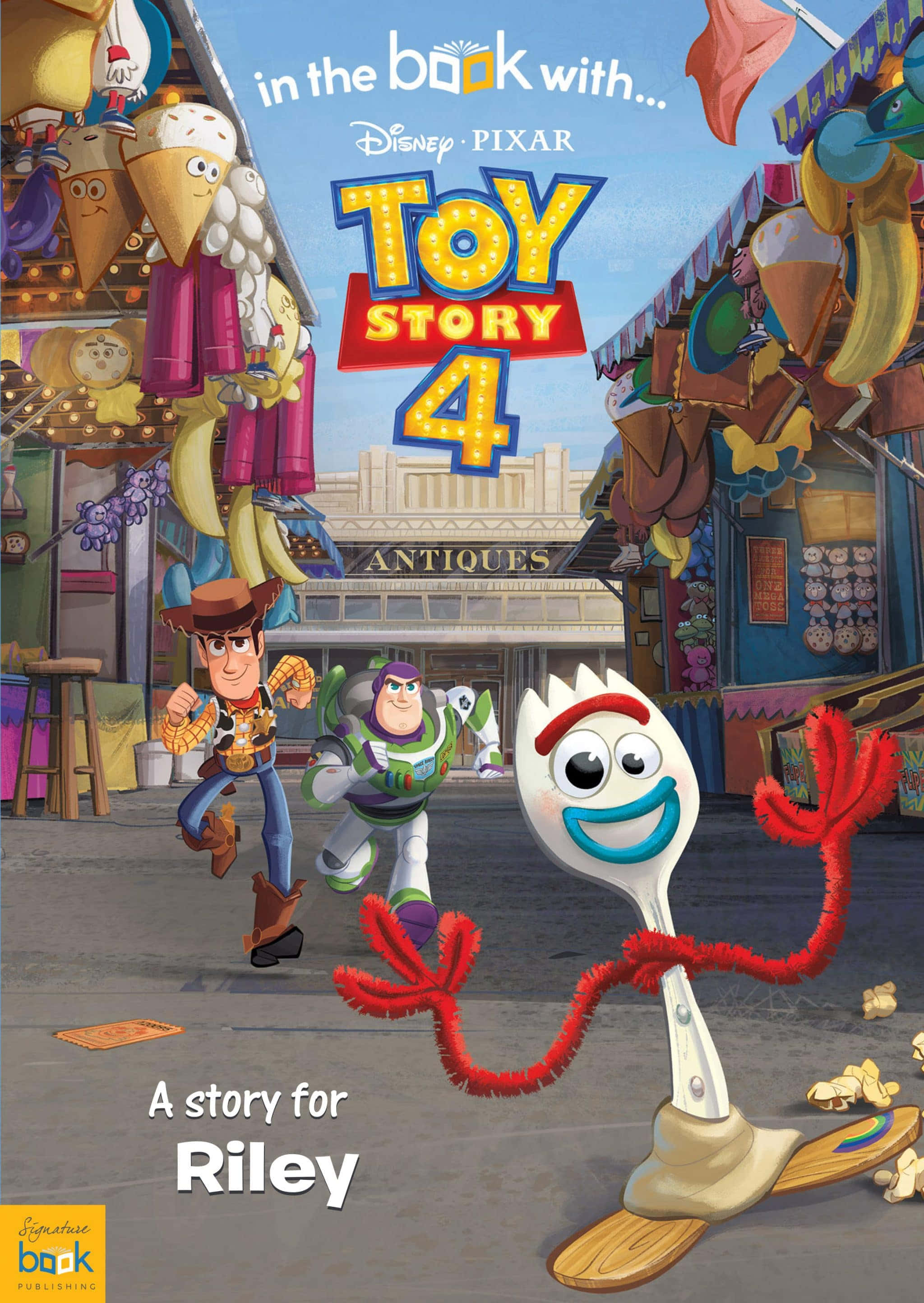 Toy Story 4 桌布 壁紙 — 《玩具總動員4》角色胡迪和巴斯光年在色彩繽紛的玩具店小巷跑過一個開心的叉叉玩具。