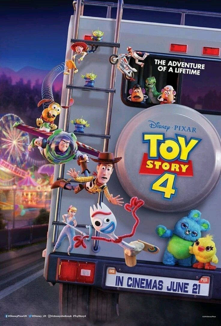 Toy Story 4 桌布 壁紙 — 《玩具總動員4》電影海報，顯示角色在夜間爬上卡車，背景有嘉年華。