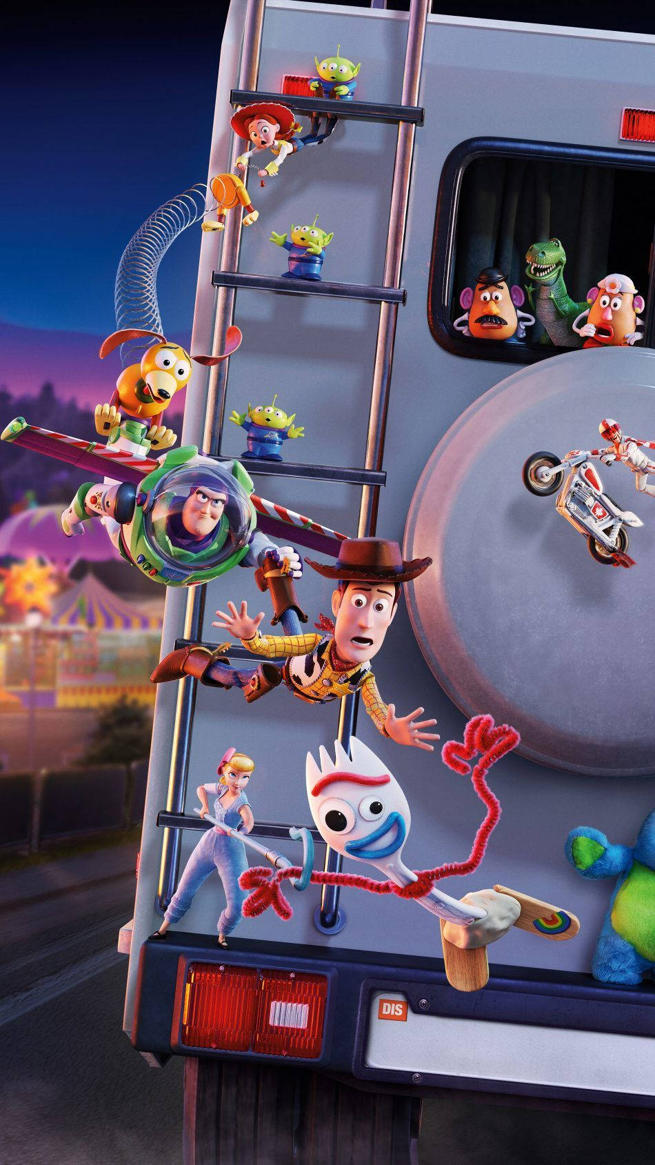 Toy Story 4 桌布 壁紙 — 玩具總動員角色在黃昏時抓緊行駛中的露營車，背景有嘉年華會。