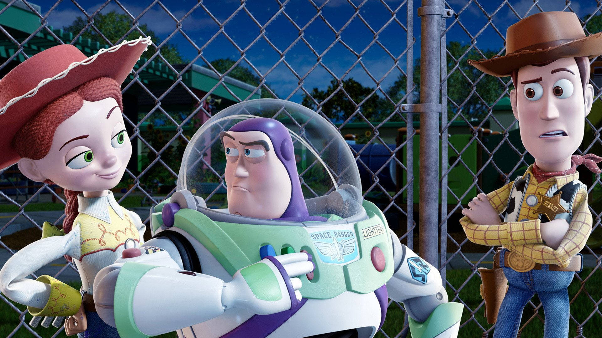 Toy Story 3 桌布 壁紙 — 玩具總動員角色巴斯光年、潔西和胡迪在黃昏時站在鐵絲網圍欄後面，表情擔憂。