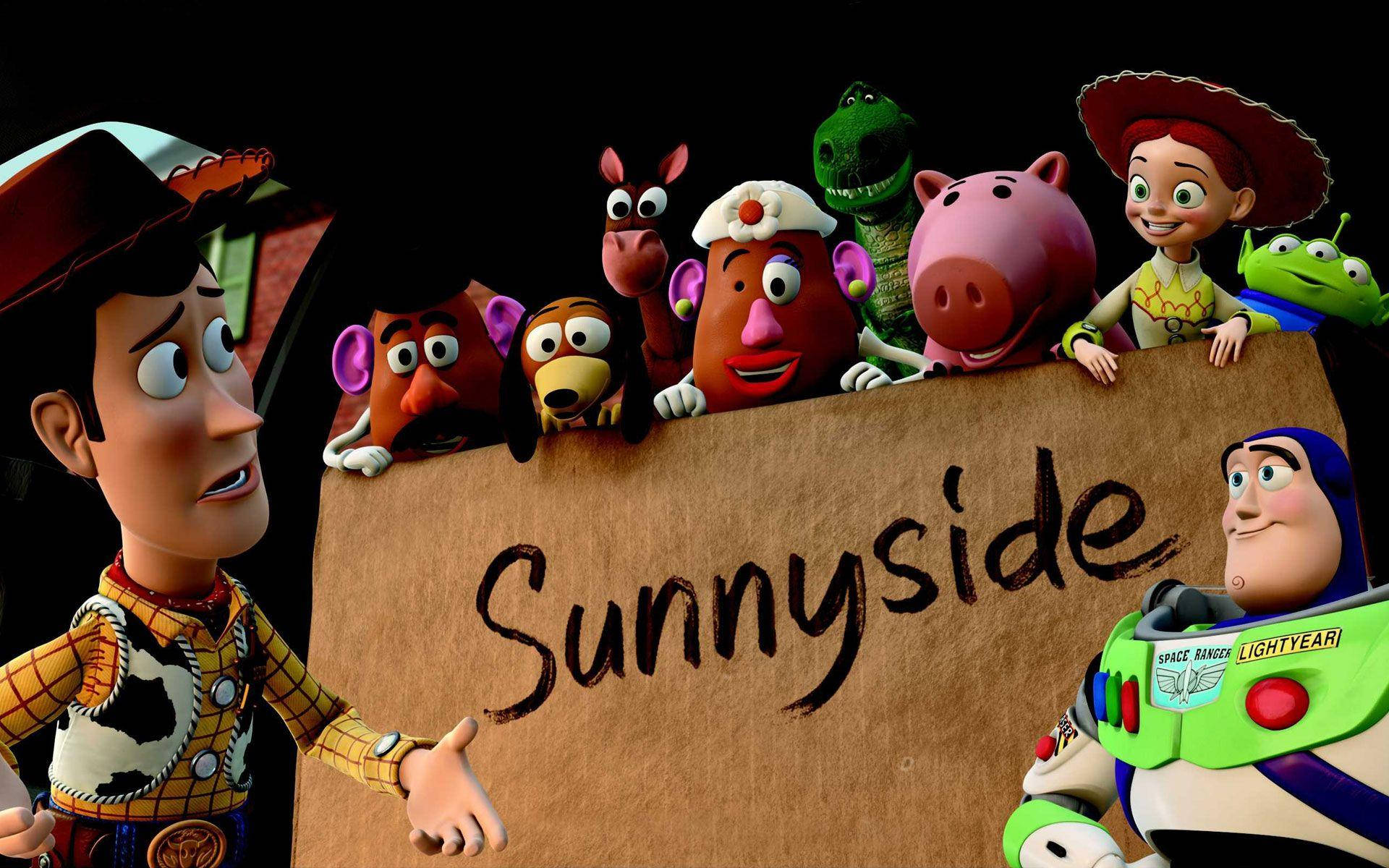 Toy Story 3 桌布 壁紙 — 玩具總動員角色聚集在寫著 Sunnyside 的紙板標誌後面，胡迪和巴斯光年在前面。