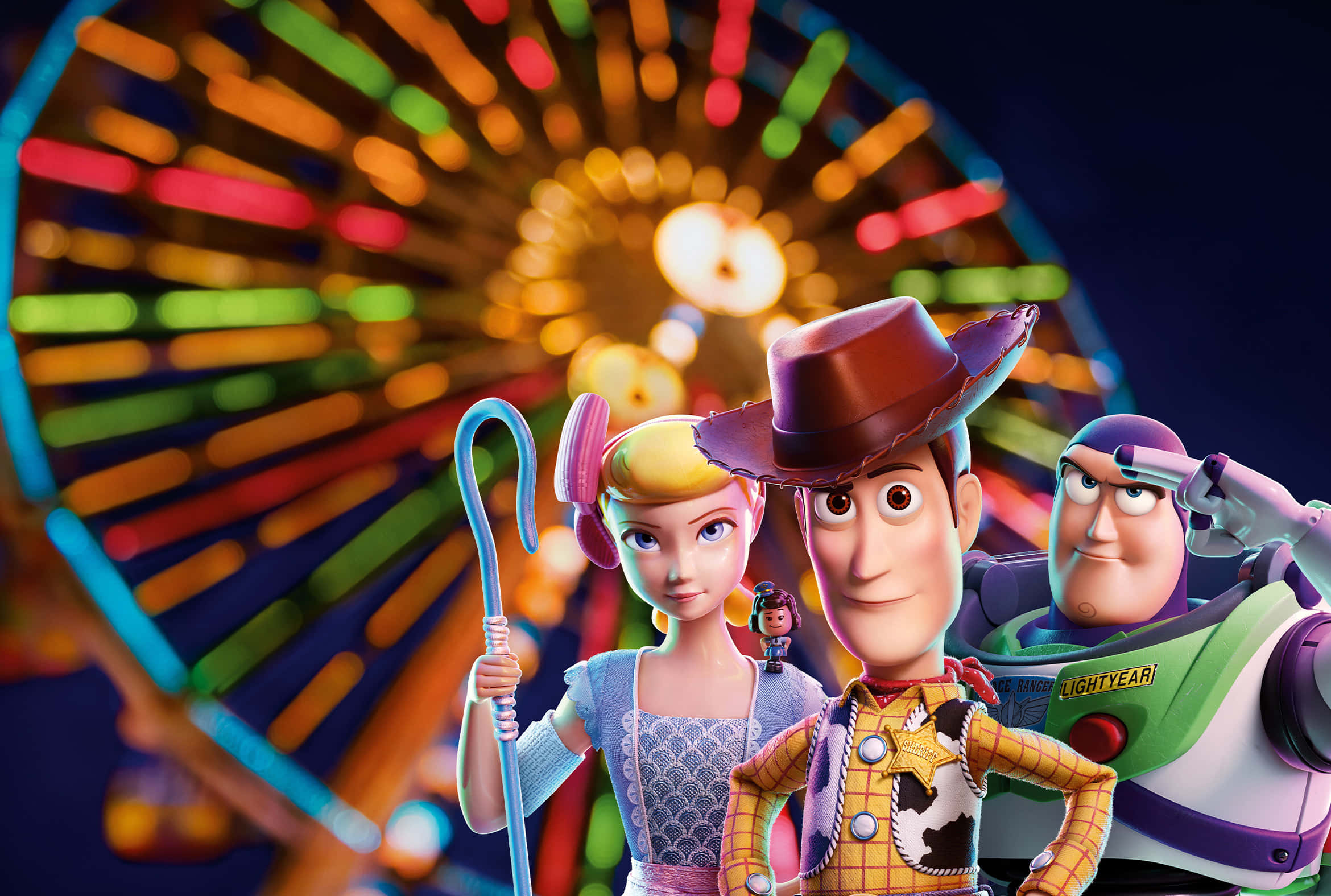 Toy Story 4 桌布 壁紙 — 玩具總動員角色胡迪、寶貝和巴斯光年夜晚站在色彩繽紛模糊的摩天輪前。