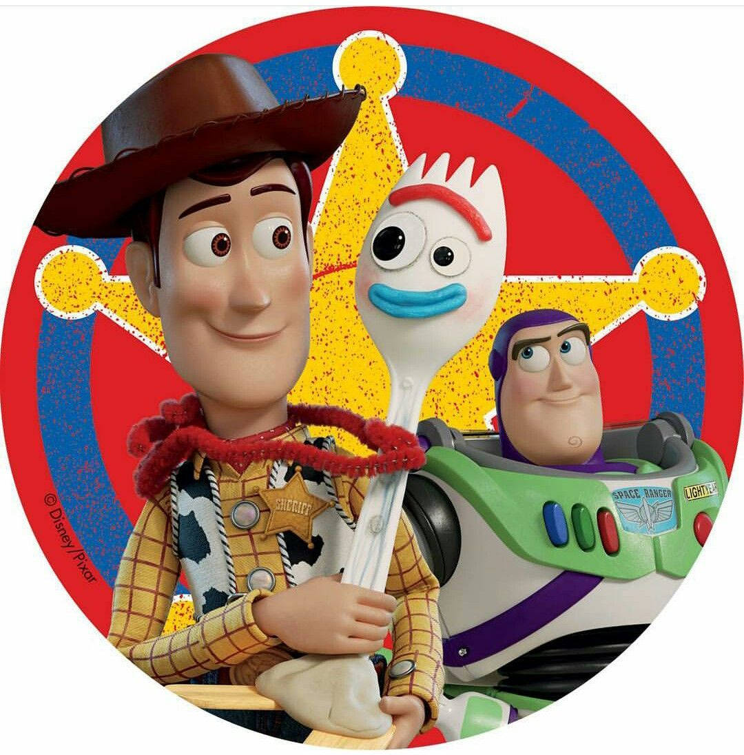 Forky 桌布 壁紙 — 玩具總動員角色胡迪、巴斯光年和叉奇在色彩繽紛的靶心背景前一起擺姿勢。