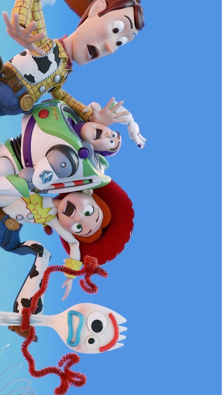 Forky 桌布 壁紙 — 玩具總動員角色胡迪、巴斯光年和潔西在純藍色背景上對角漂浮，下面有叉奇。