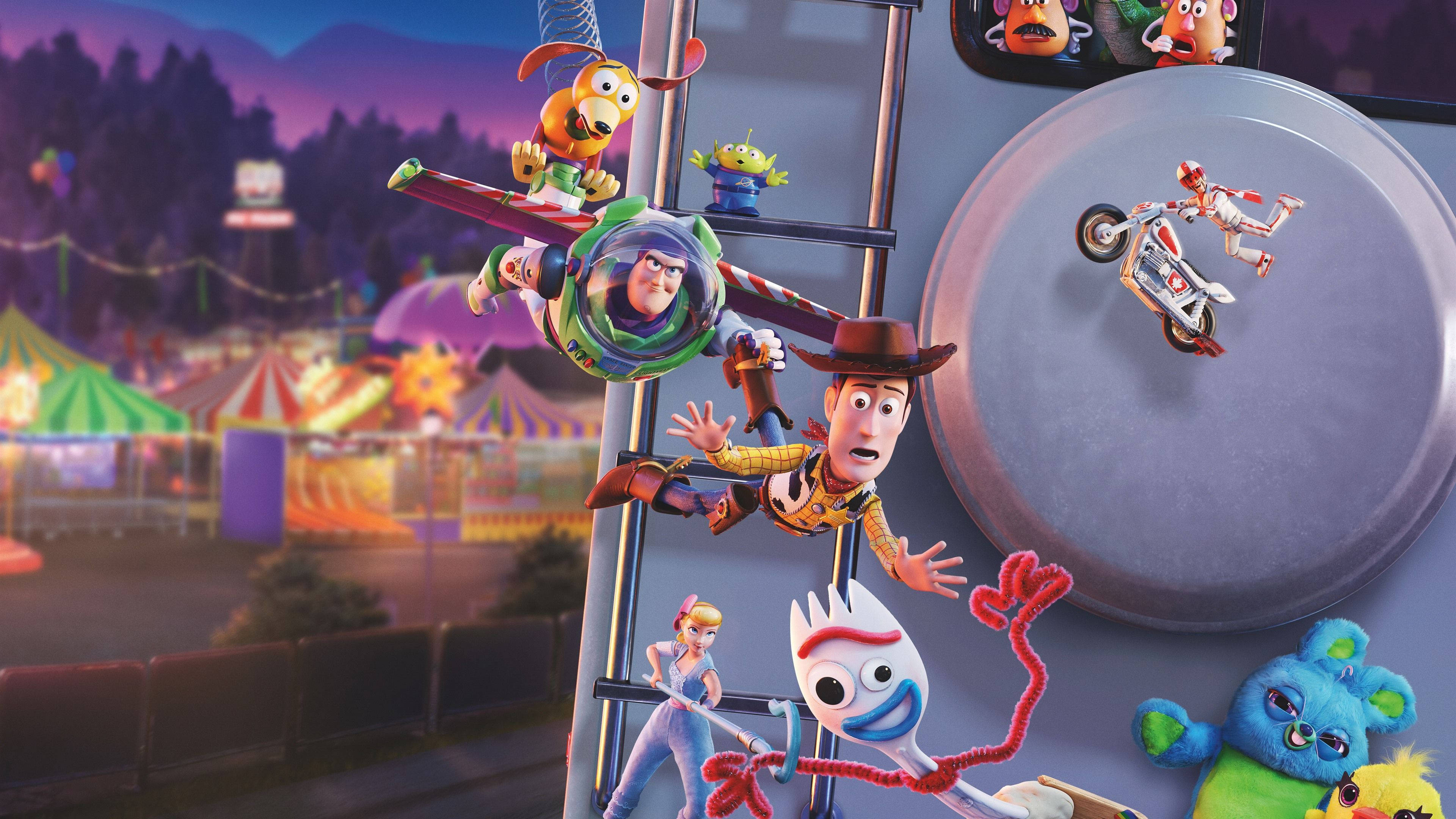 Toy Story 4 桌布 壁紙 — 玩具角色在暮色天空下的繽紛嘉年華中緊貼著梯子和巨型煎鍋。