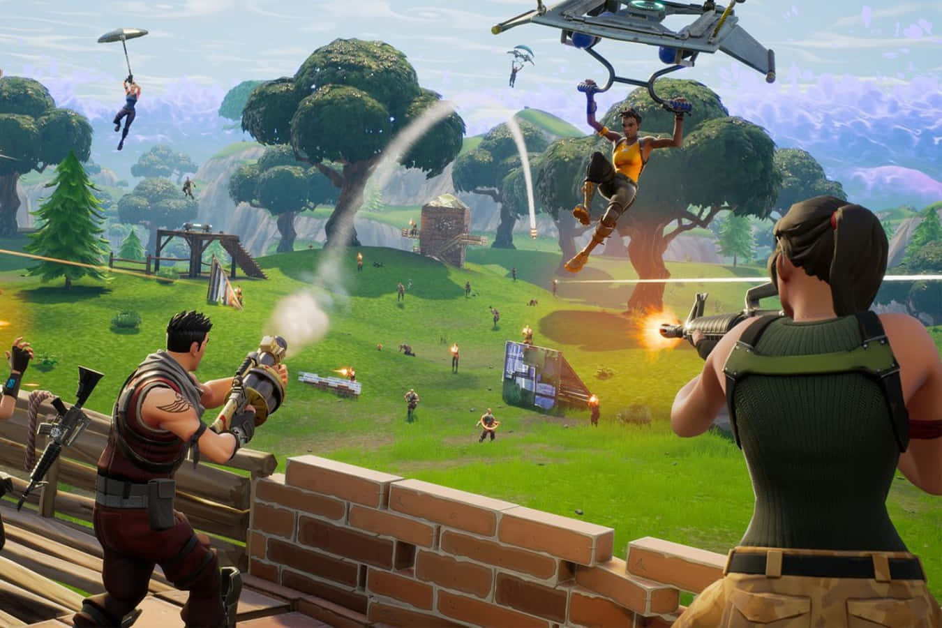 Fortnite 桌布 壁紙 — 玩家在充滿活力的 Fortnite 場景中戰鬥，有跳傘角色和飛行車輛，周圍是綠色山丘和樹木。