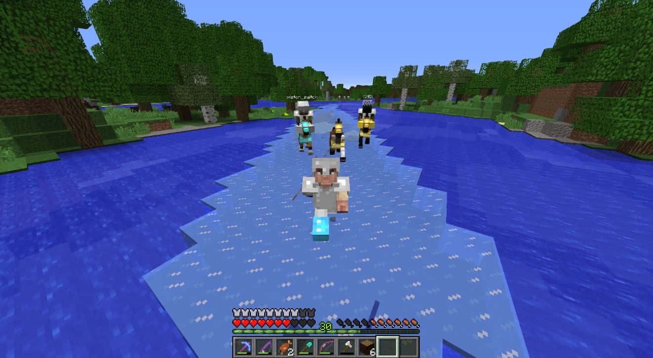Minecraft Survival 桌布 壁紙 — 玩家在晴朗的藍天下，沿著兩岸樹木林立的Minecraft像素河流航行。