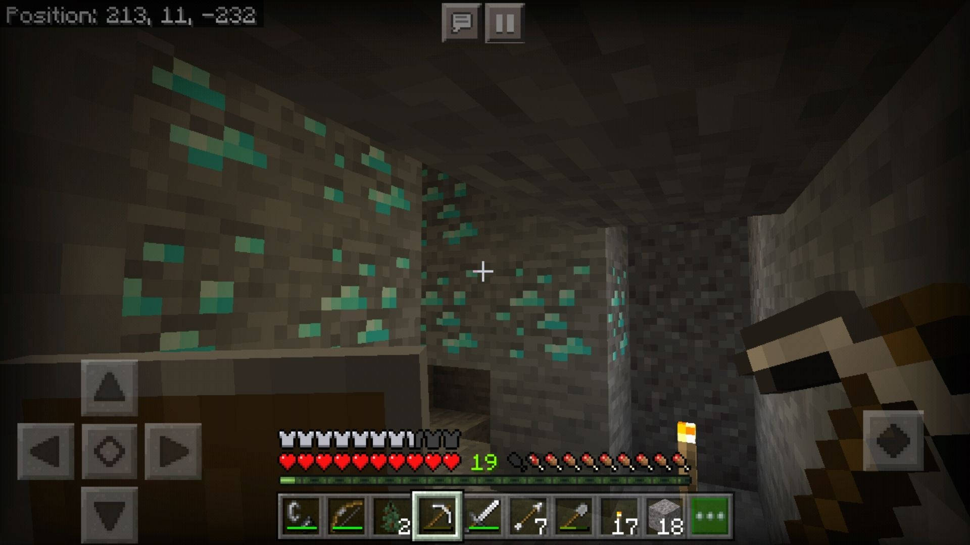 我的世界 鑽石 桌布 壁紙 — 玩家探索一個光線昏暗的Minecraft洞穴，洞穴內有綠色礦石方塊和石牆點綴。