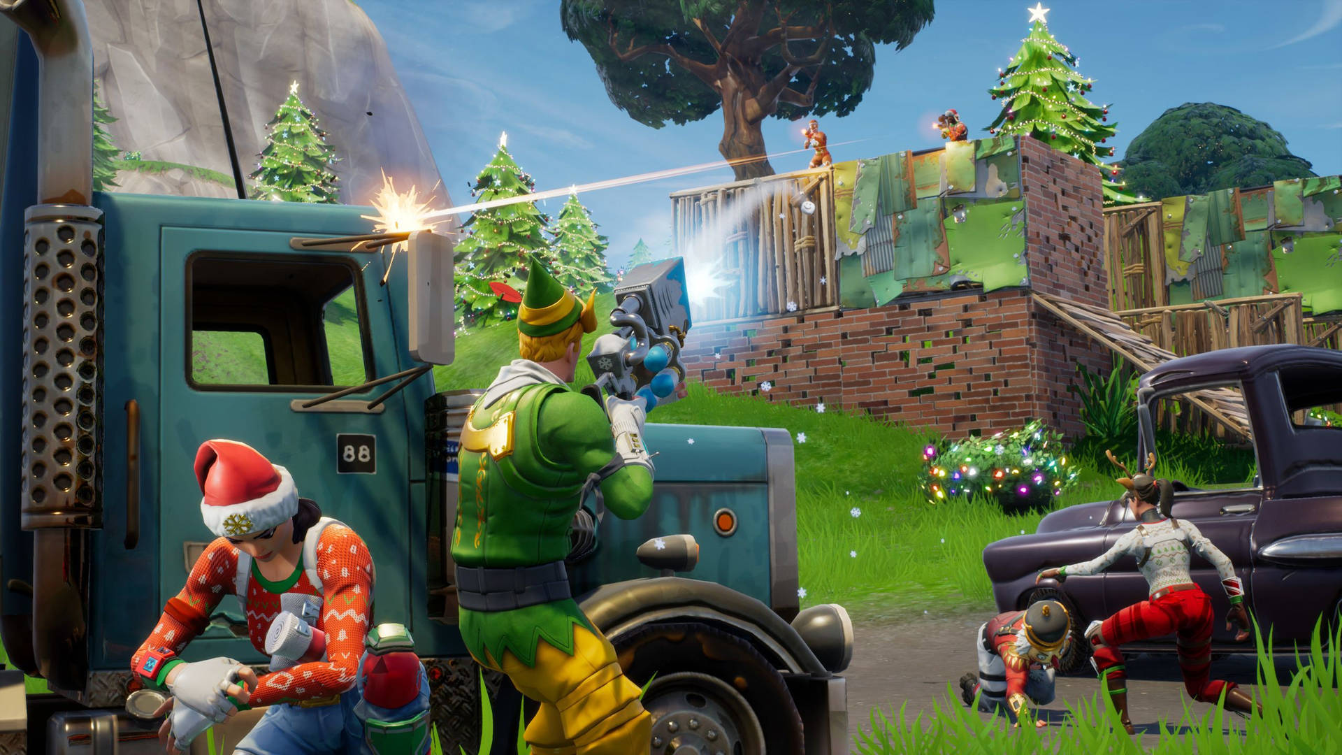Fortnite 桌布 壁紙 — 玩家穿著節日服裝，在充滿活力的Fortnite場景中，靠近一輛青綠色卡車和裝飾好的聖誕樹，用武器戰鬥。