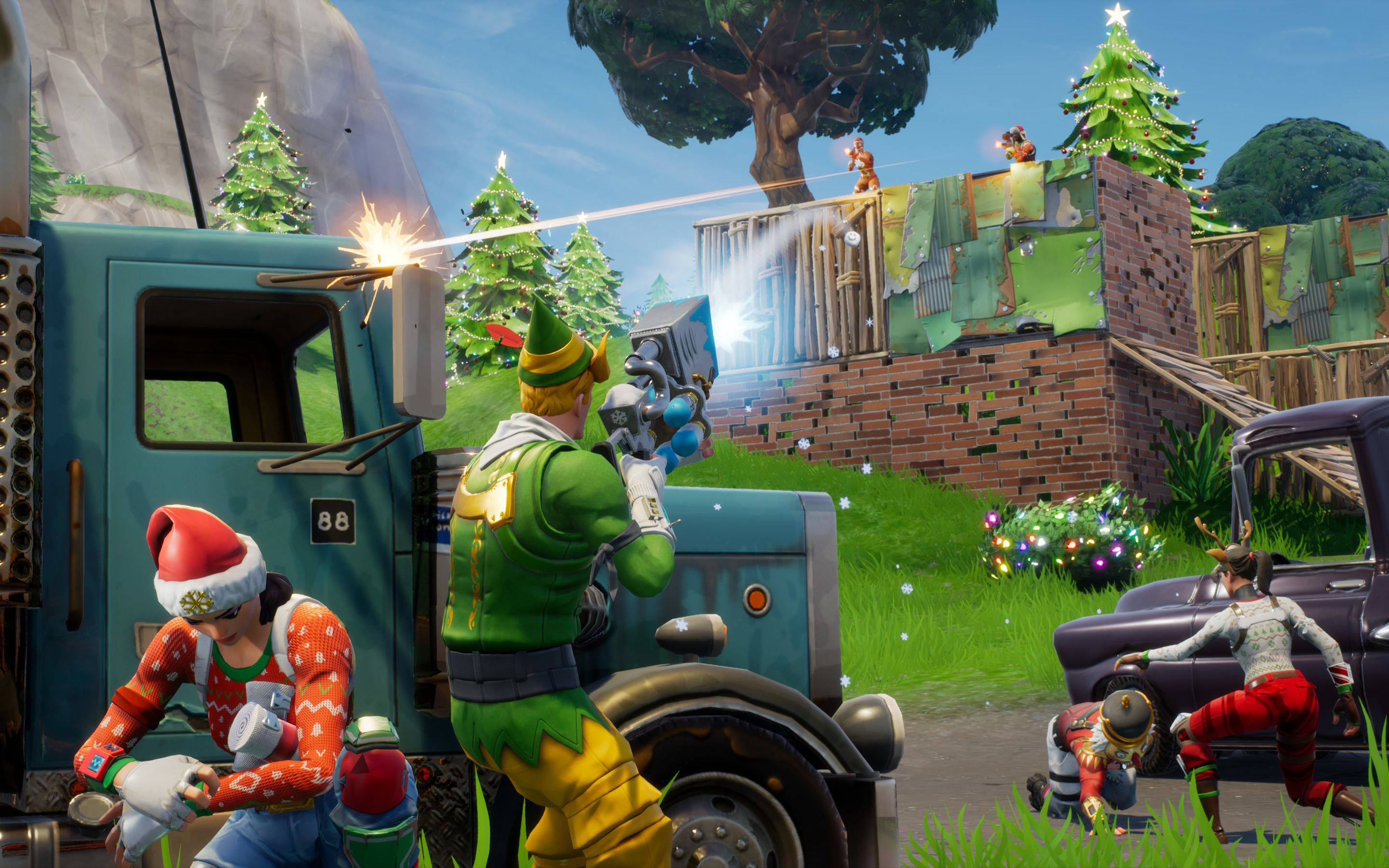 Fortnite 桌布 壁紙 — 玩家穿著節日服裝，在藍色卡車和磚牆附近，在明亮的天空下戰鬥。