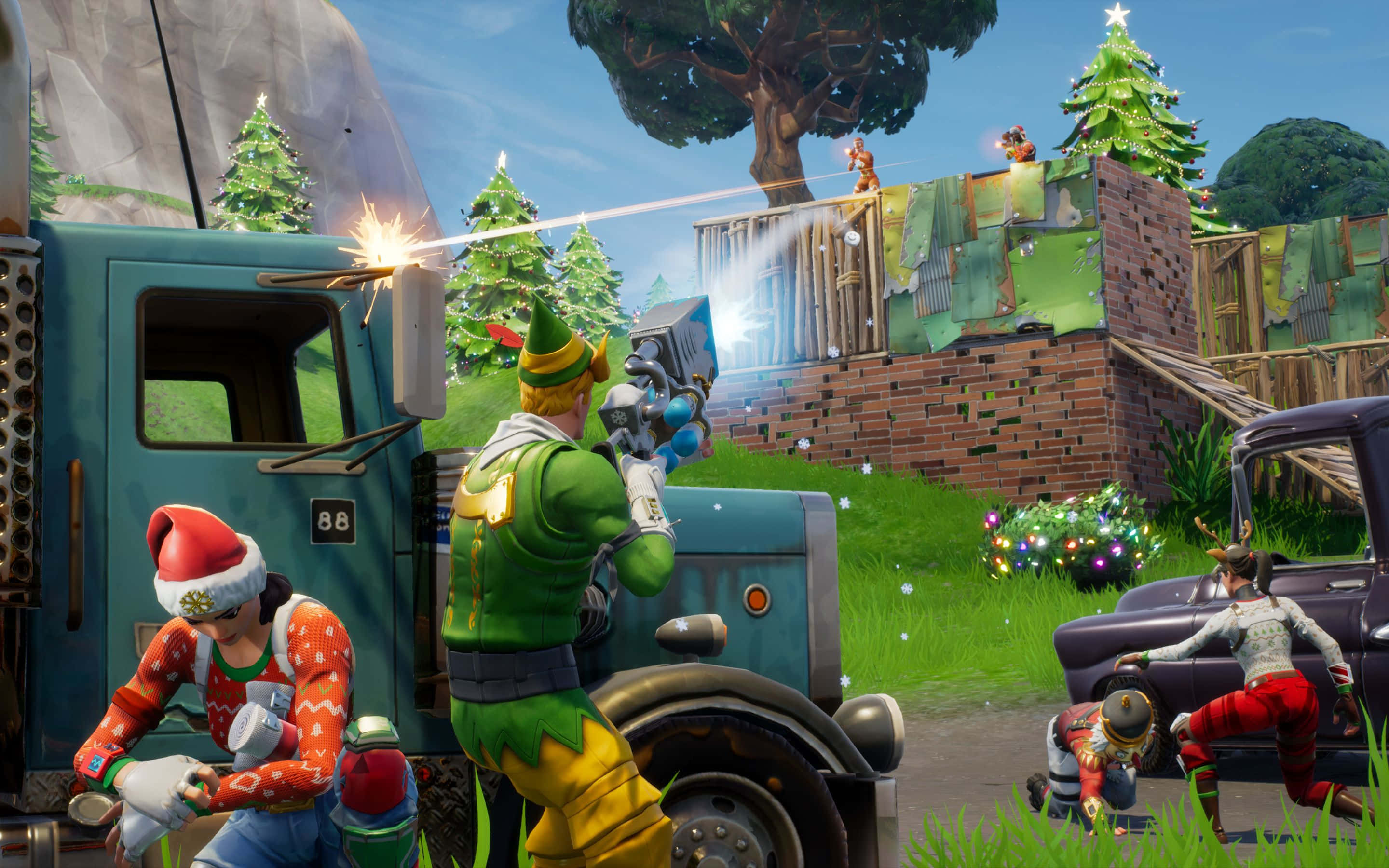 Fye No Skin Fortnite 桌布 壁紙 — 玩家穿著節日聖誕裝備，在裝飾過的卡車和樹木間戰鬥，呈現充滿活力的Fortnite聖誕場景。