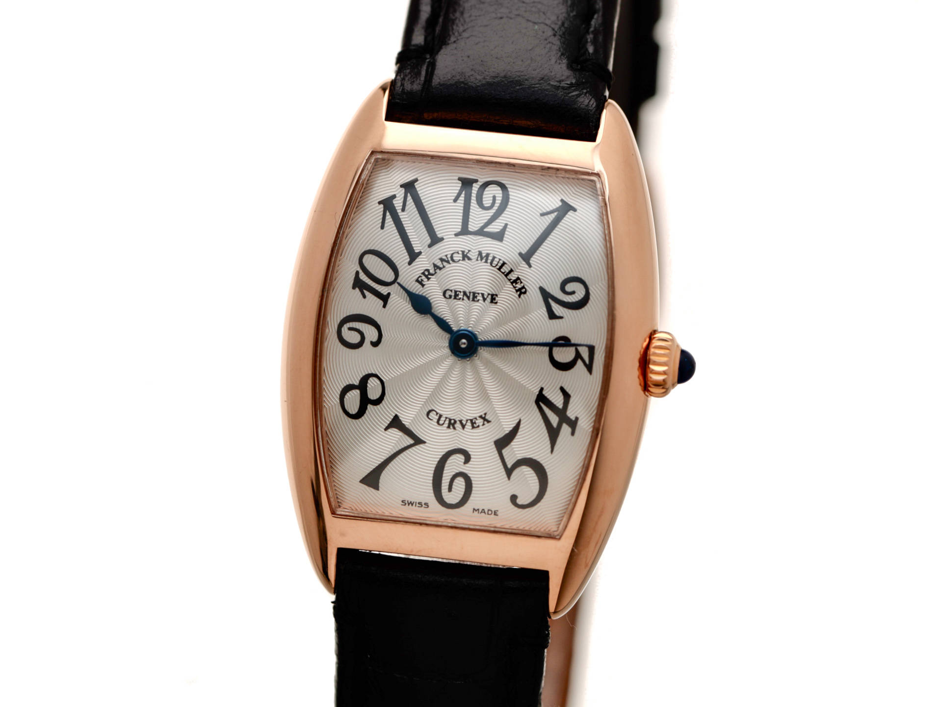 Woman 桌布 壁紙 — 玫瑰金 Franck Muller Curvex 手錶搭配黑色皮革錶帶，白色背景特寫。