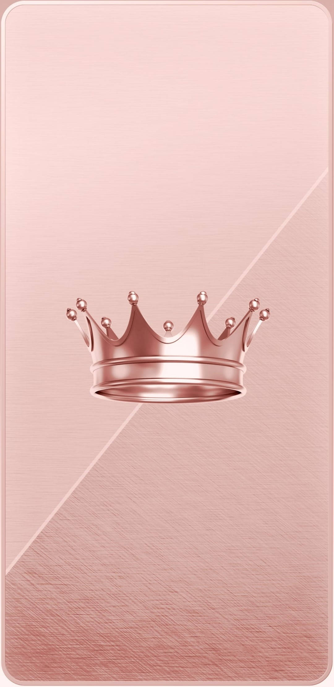 queen girly 桌布 壁紙 — 玫瑰金皇冠在柔和的漸變粉紅色拉絲金屬背景上閃耀，帶有對角光線條紋。