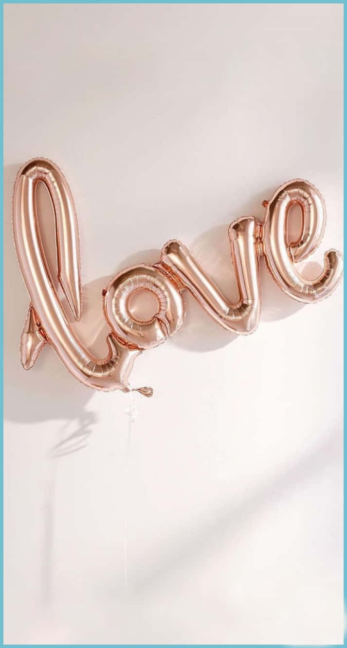 愛心 桌布 壁紙 — 玫瑰金箔氣球拼出 LOVE 字樣，在純白牆壁上投下柔和陰影。