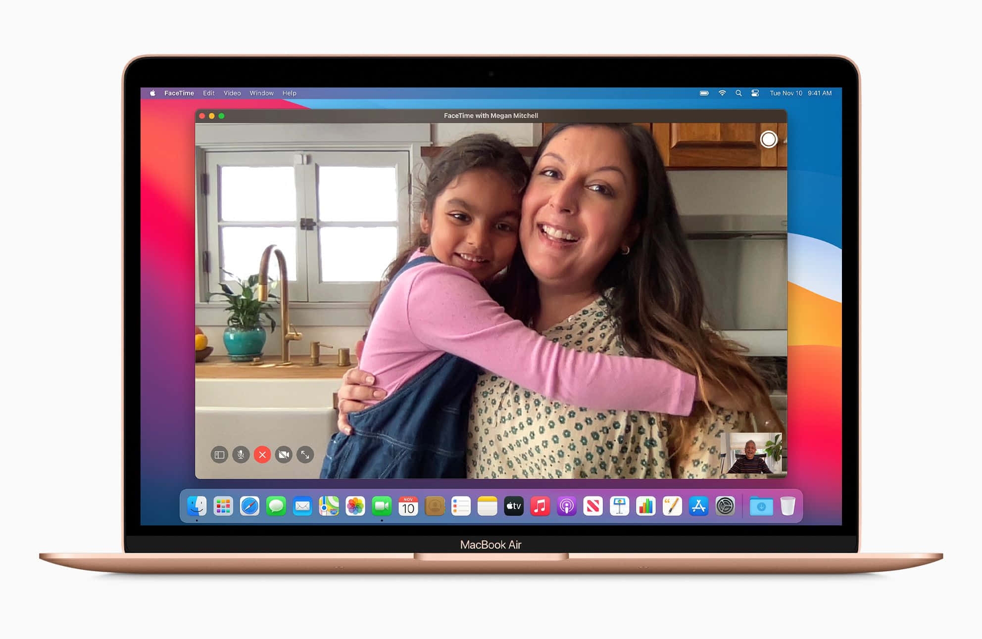 Mac 桌布 壁紙 — 玫瑰金色 MacBook Air 顯示一個溫暖的 FaceTime 通話，畫面中一位女士和一個孩子在陽光充足的廚房裡擁抱。