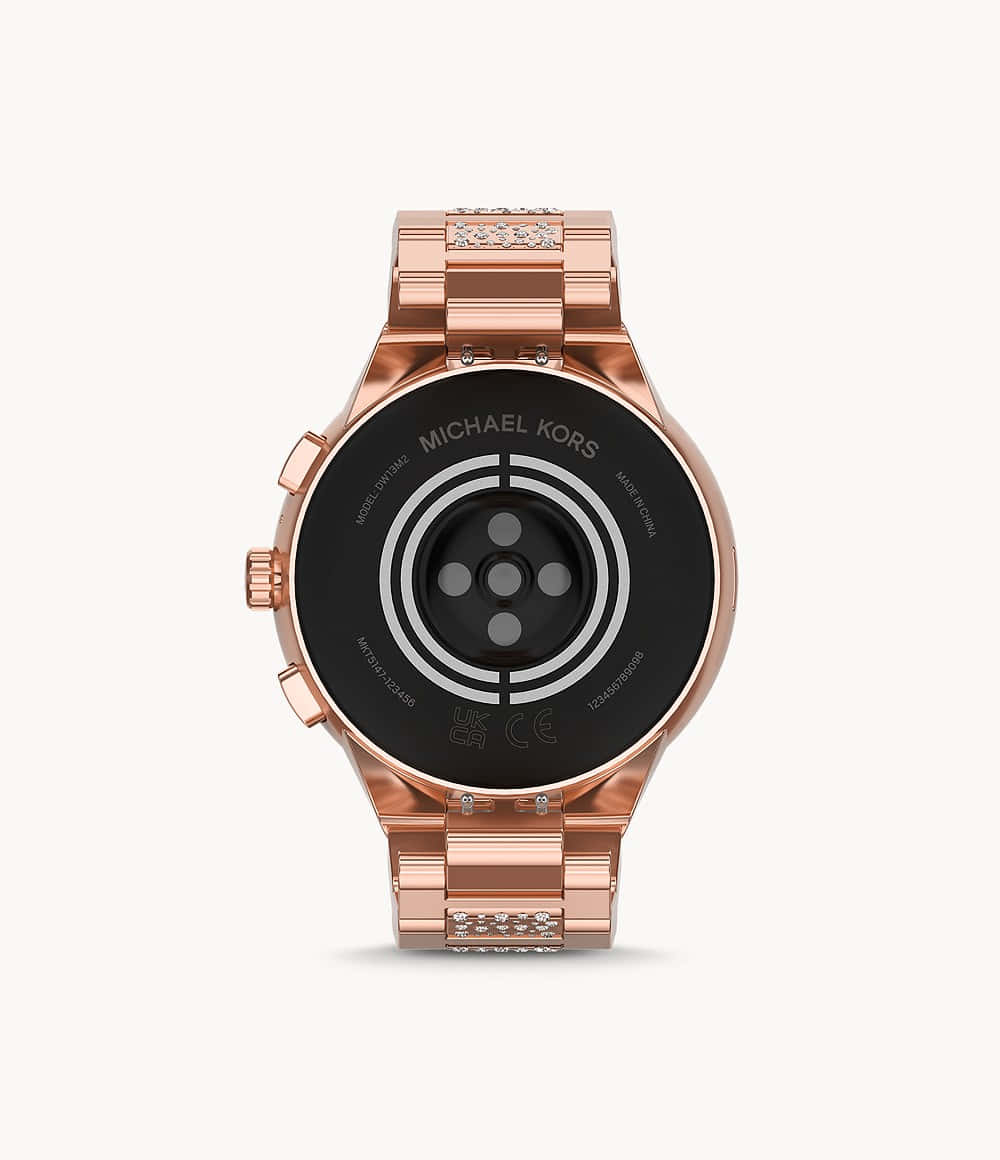 麥可·寇斯 桌布 壁紙 — 玫瑰金色 Michael Kors 智慧手錶，鑲有鑽石的手鐲，從背面展示在純色背景上。