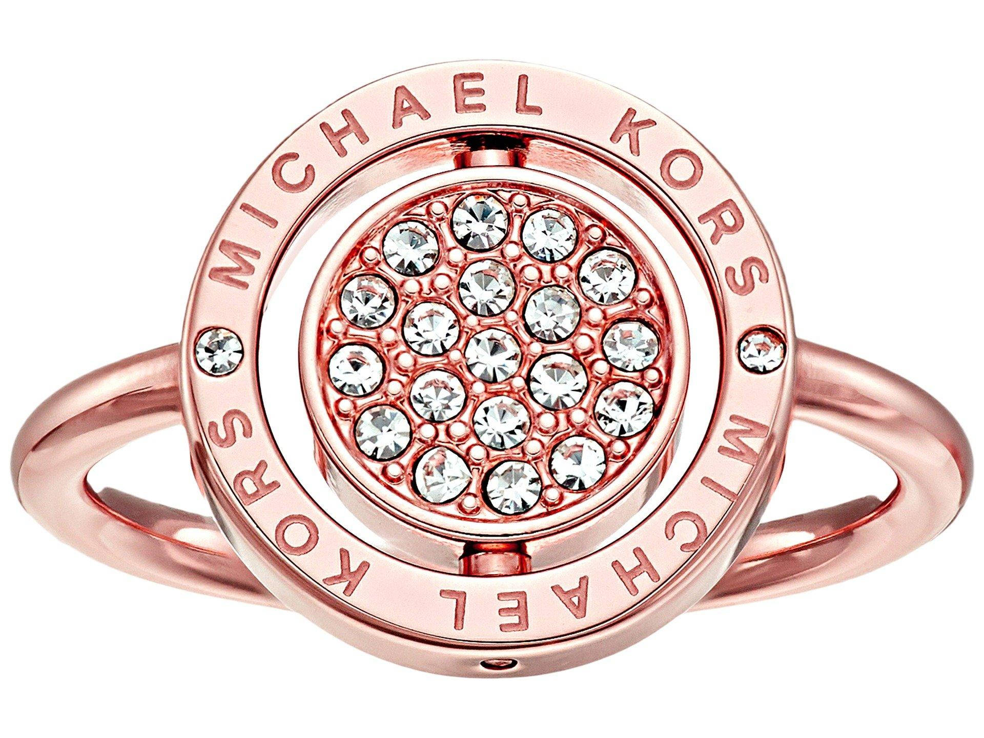 michael 桌布 壁紙 — 玫瑰金色Michael Kors戒指，圓形戒環刻有品牌名稱，中央飾有閃爍水晶簇。