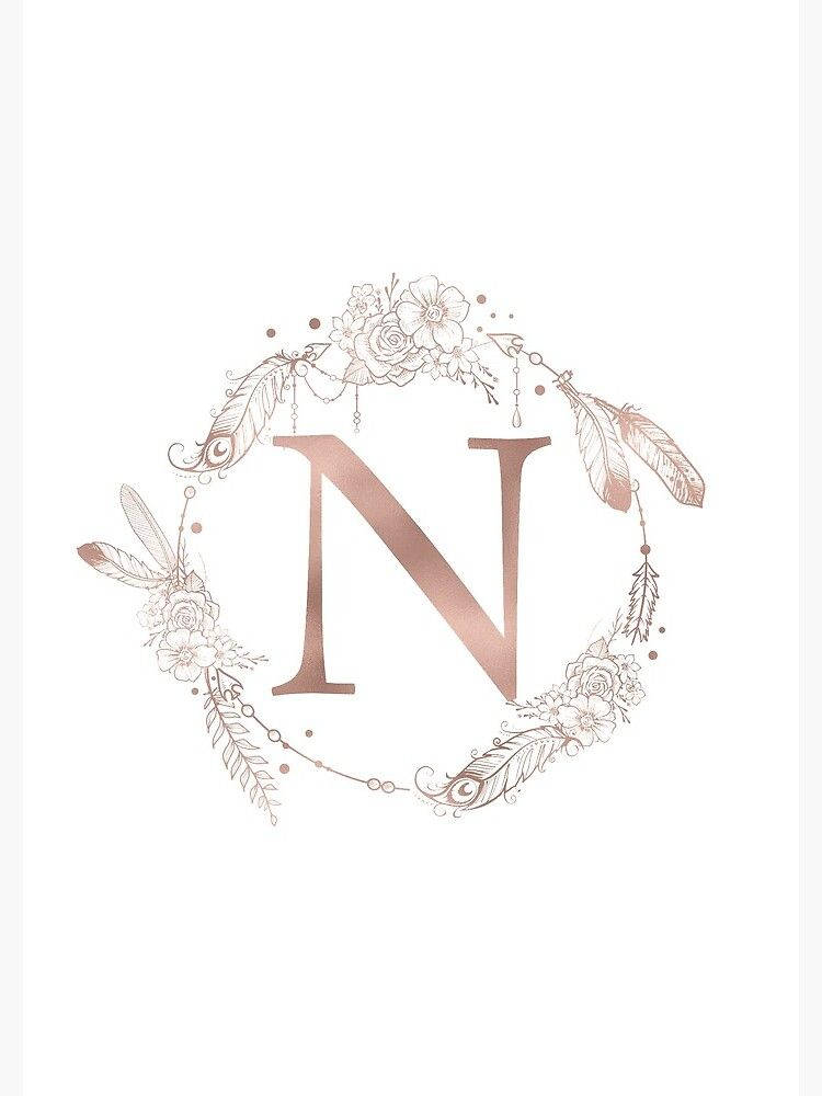 字母 N 桌布 壁紙 — 玫瑰金色字母N，飾有花環和羽毛，白色背景。