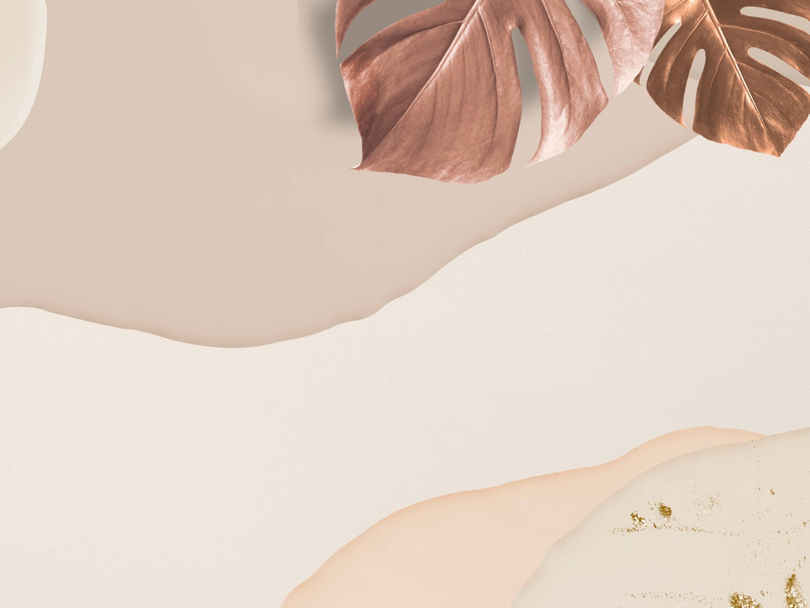 Beige Pastel 桌布 壁紙 — 玫瑰金色的龜背竹葉漂浮在帶有金色斑點的柔和米色抽象形狀上方。
