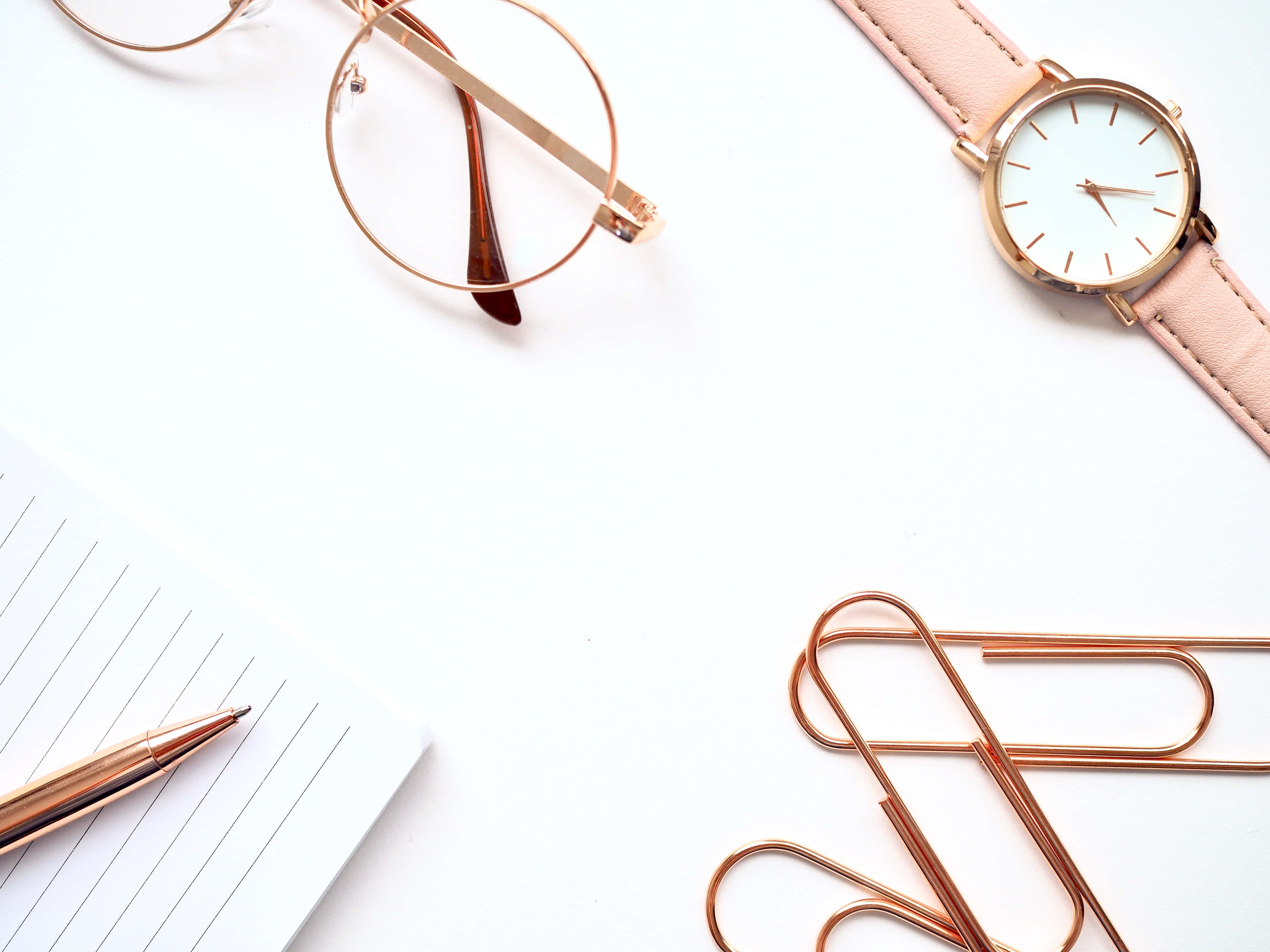 Rose Gold Desktop 桌布 壁紙 — 玫瑰金色眼鏡、手錶、迴紋針和筆在白色表面上的極簡平鋪佈置。