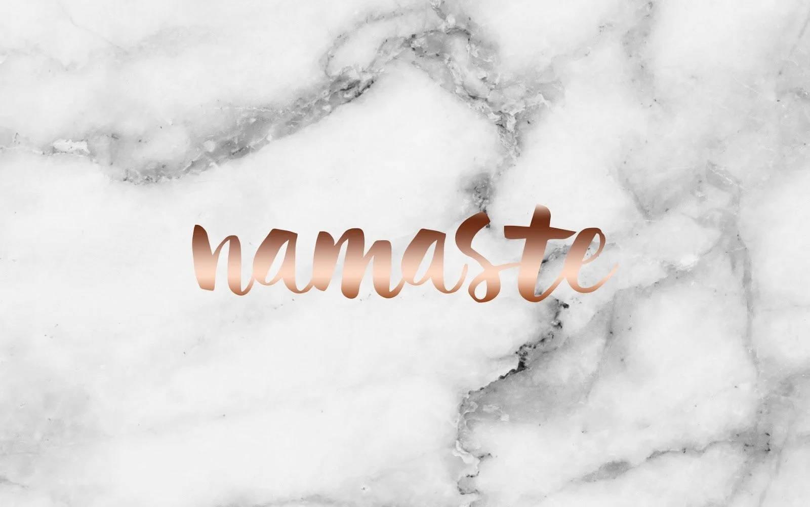 Namaste 桌布 壁紙 — 玫瑰金色草書字體的「namaste」一詞優雅地置於帶有灰色紋理的白色大理石背景上。