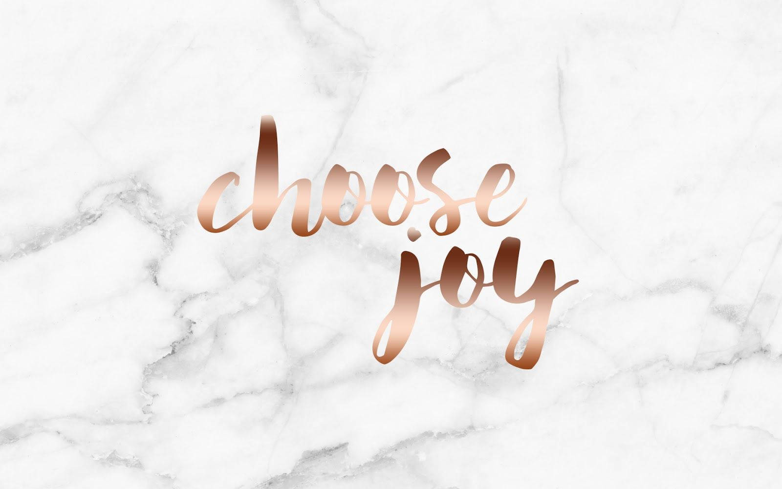 玫瑰金 桌布 壁紙 — 玫瑰金色草書文字「choose joy」優雅地漂浮在帶有灰色紋理的白色大理石背景上。