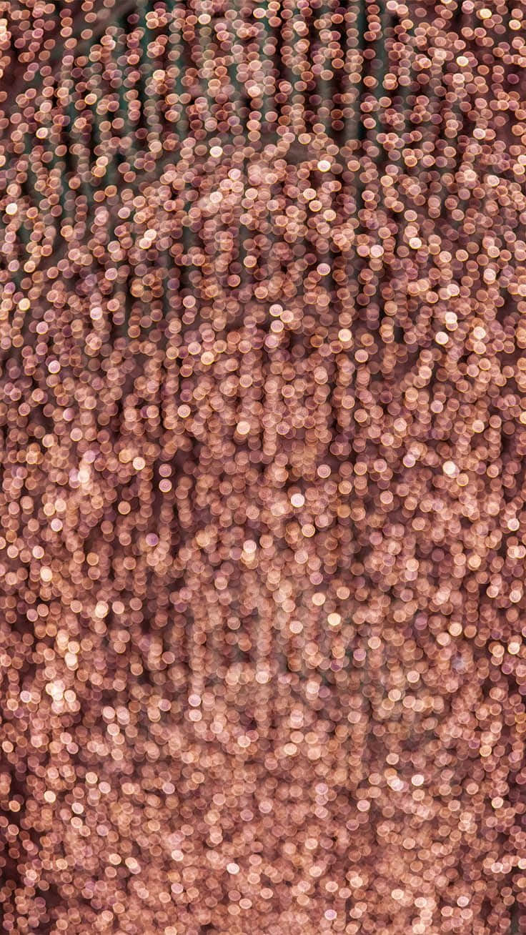 Glitter Rose Gold 桌布 壁紙 — 玫瑰金色閃亮亮片緊密排列成垂直行，營造出奢華紋理表面的特寫。