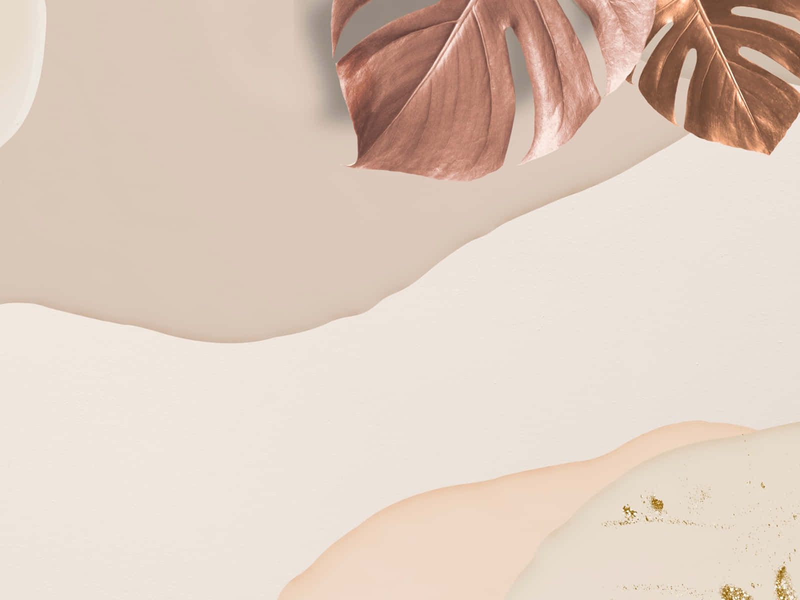 Aesthetic Abstract 桌布 壁紙 — 玫瑰金色龜背竹葉漂浮在帶有金色斑點的柔和米色抽象波浪之上。