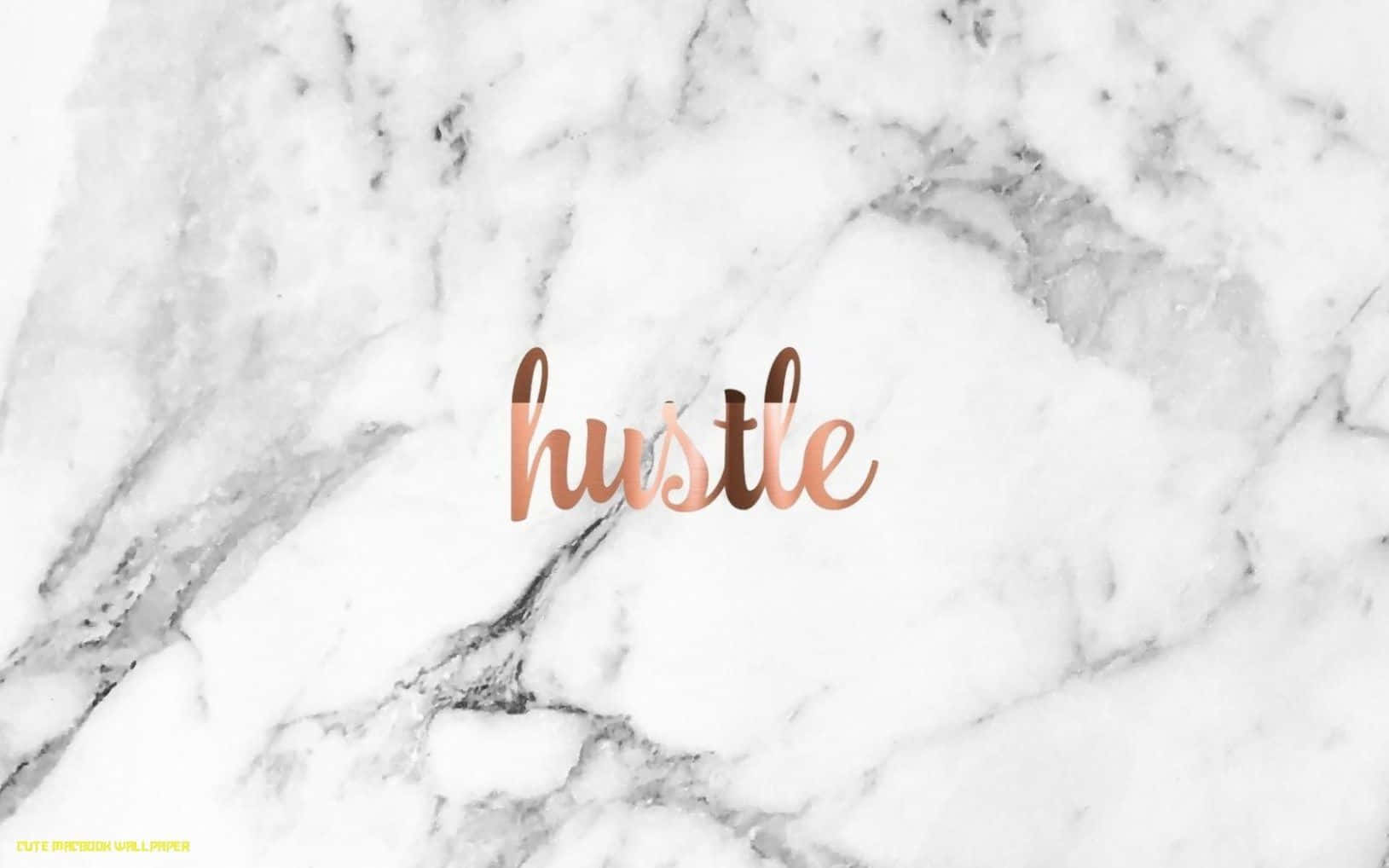 Girly Desktop 桌布 壁紙 — 玫瑰金草書字體的「hustle」一詞疊加在帶有天然紋理的白灰色大理石背景上。