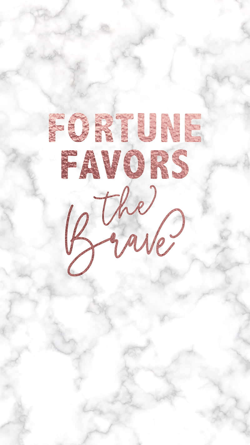 Marble Quotes 桌布 壁紙 — 玫瑰金閃粉文字 fortune favors the brave 疊加在帶有灰色紋理的白色大理石背景上。