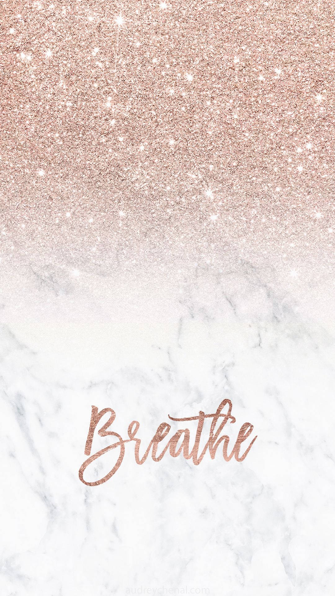 Breathe 桌布 壁紙 — 玫瑰金閃粉漸層在白色大理石上淡出，並以玫瑰金草書寫上「breathe」一詞。