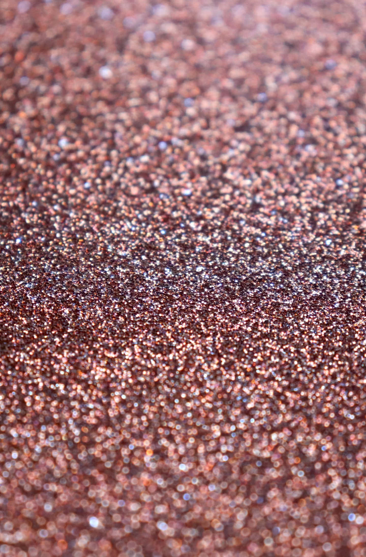 Aesthetic Rose Gold 桌布 壁紙 — 玫瑰金閃粉的近距離特寫，散落的銀色亮片捕捉光線。