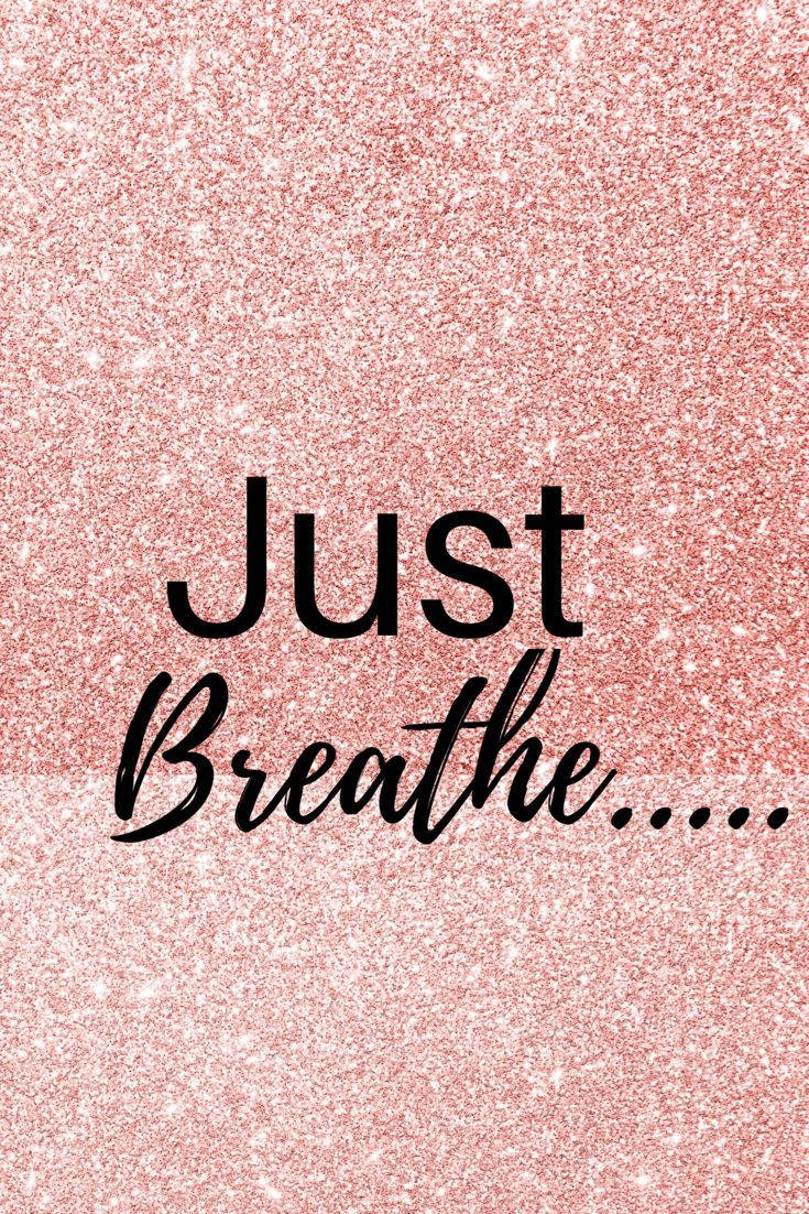 勵志語錄 桌布 壁紙 — 玫瑰金閃粉背景，上面有粗體黑色文字「Just Breathe.....」
