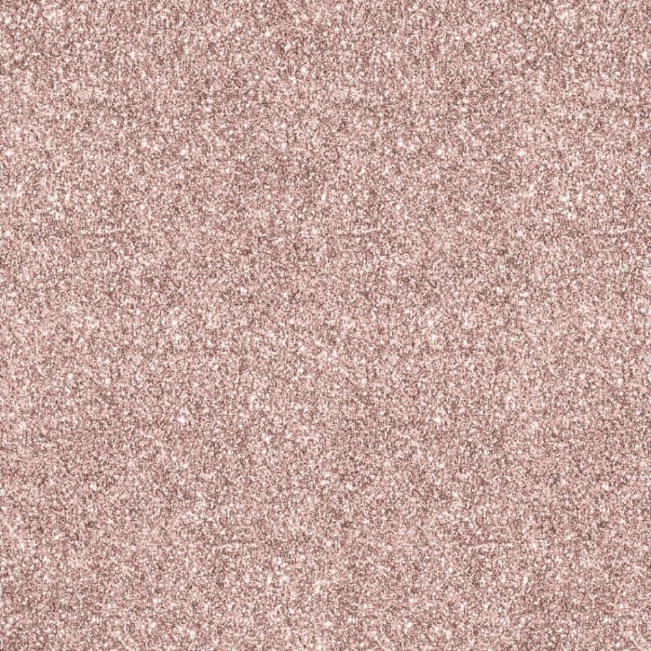 Glitter Rose Gold 桌布 壁紙 — 玫瑰金閃粉質感的特寫，閃爍顆粒散落在柔軟的金屬表面上。