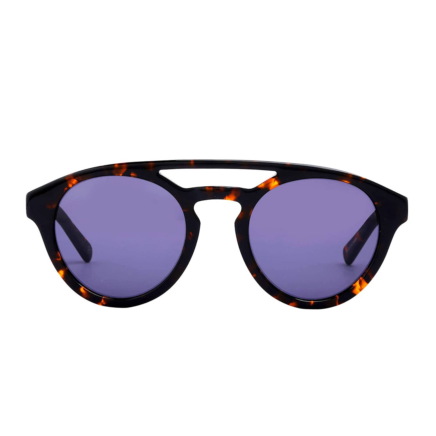 Sunglasses 桌布 壁紙 — 玳瑁色太陽眼鏡，搭配紫色鏡片和獨特的橋樑鏤空設計，置於純白背景前。
