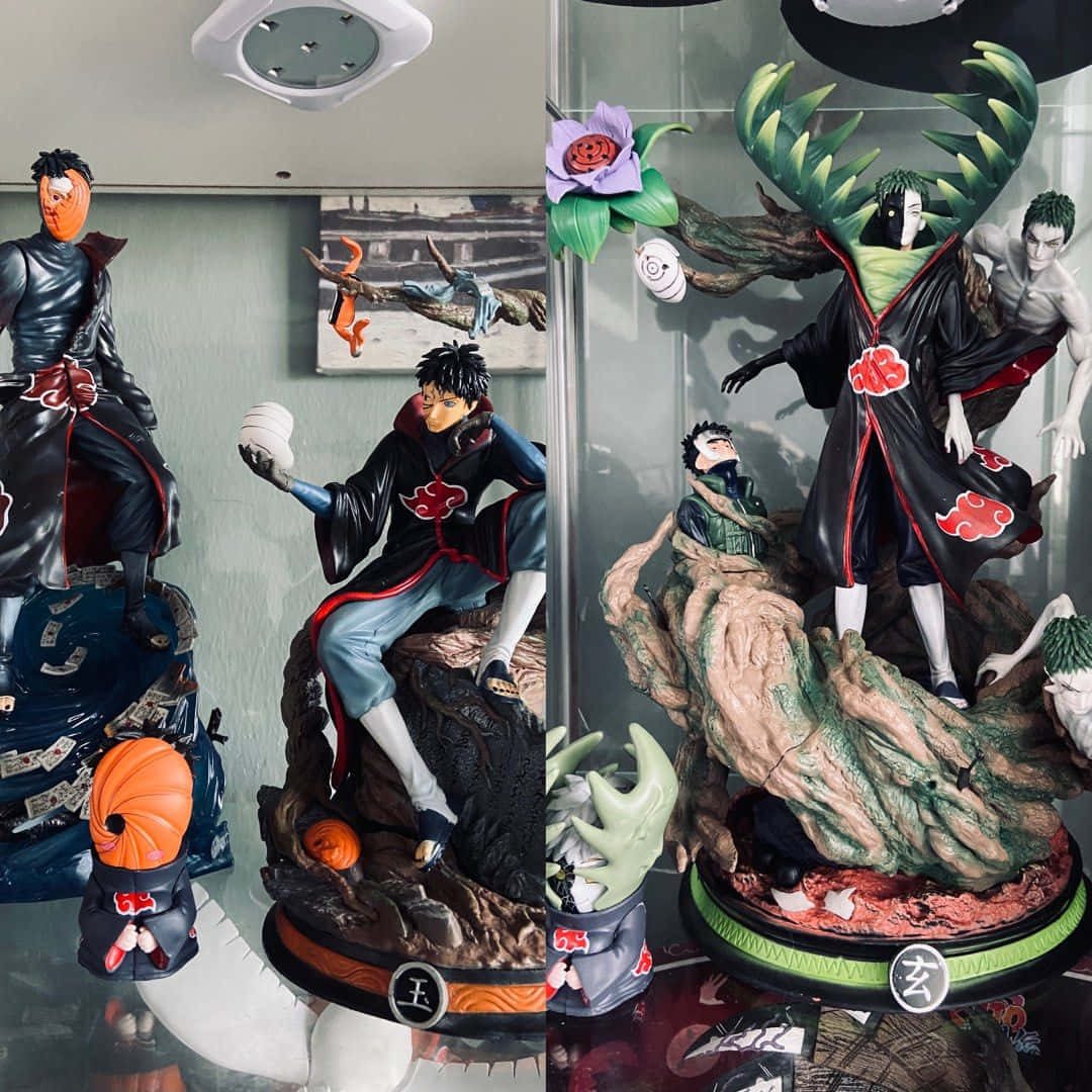 Akatsuki Kakuzu 桌布 壁紙 — 玻璃展示櫃中，曉組織成員的戲劇性動漫人偶在精緻底座上動態擺姿勢。