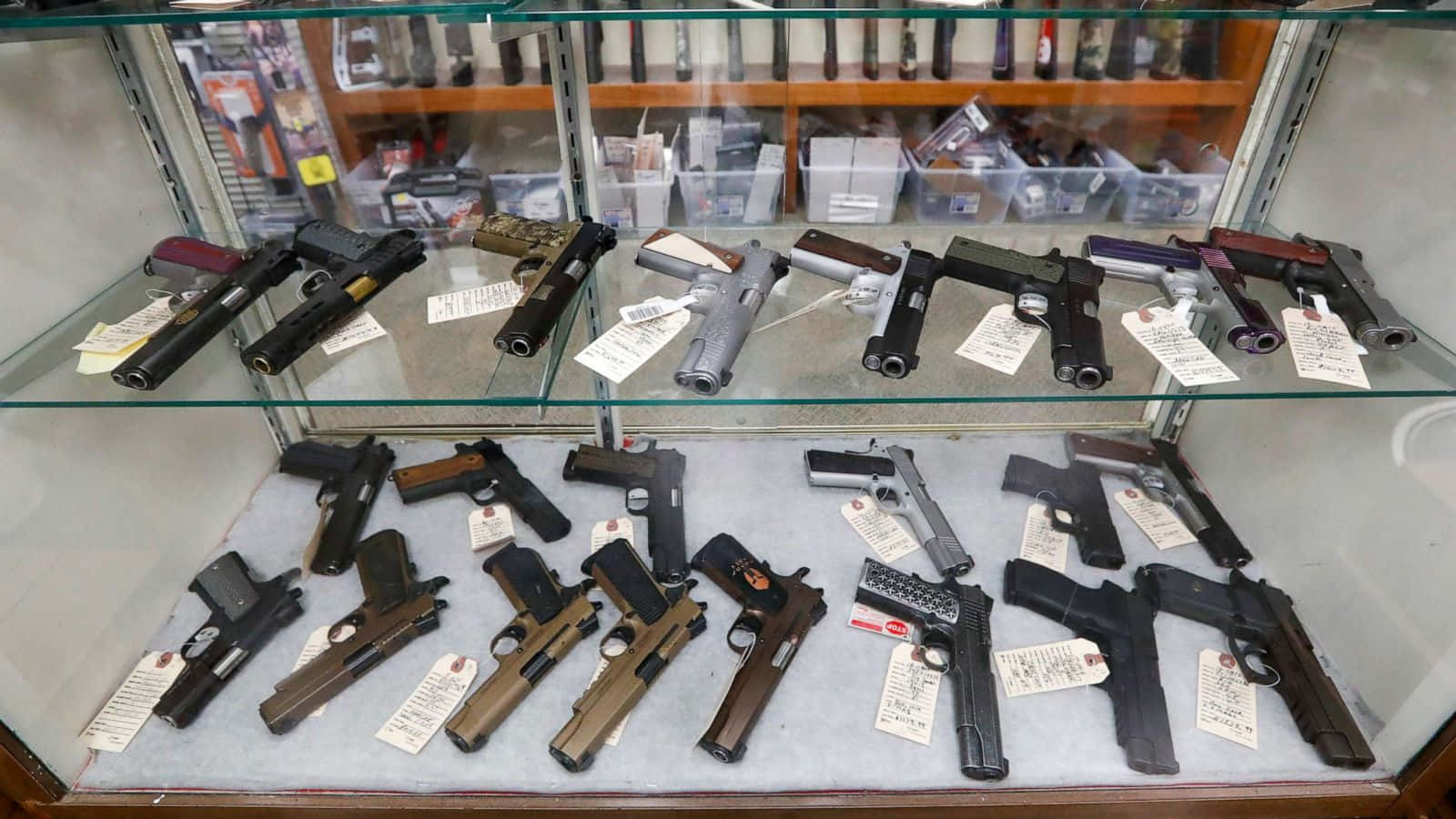 玻璃展示櫃中的槍枝陳列 壁紙