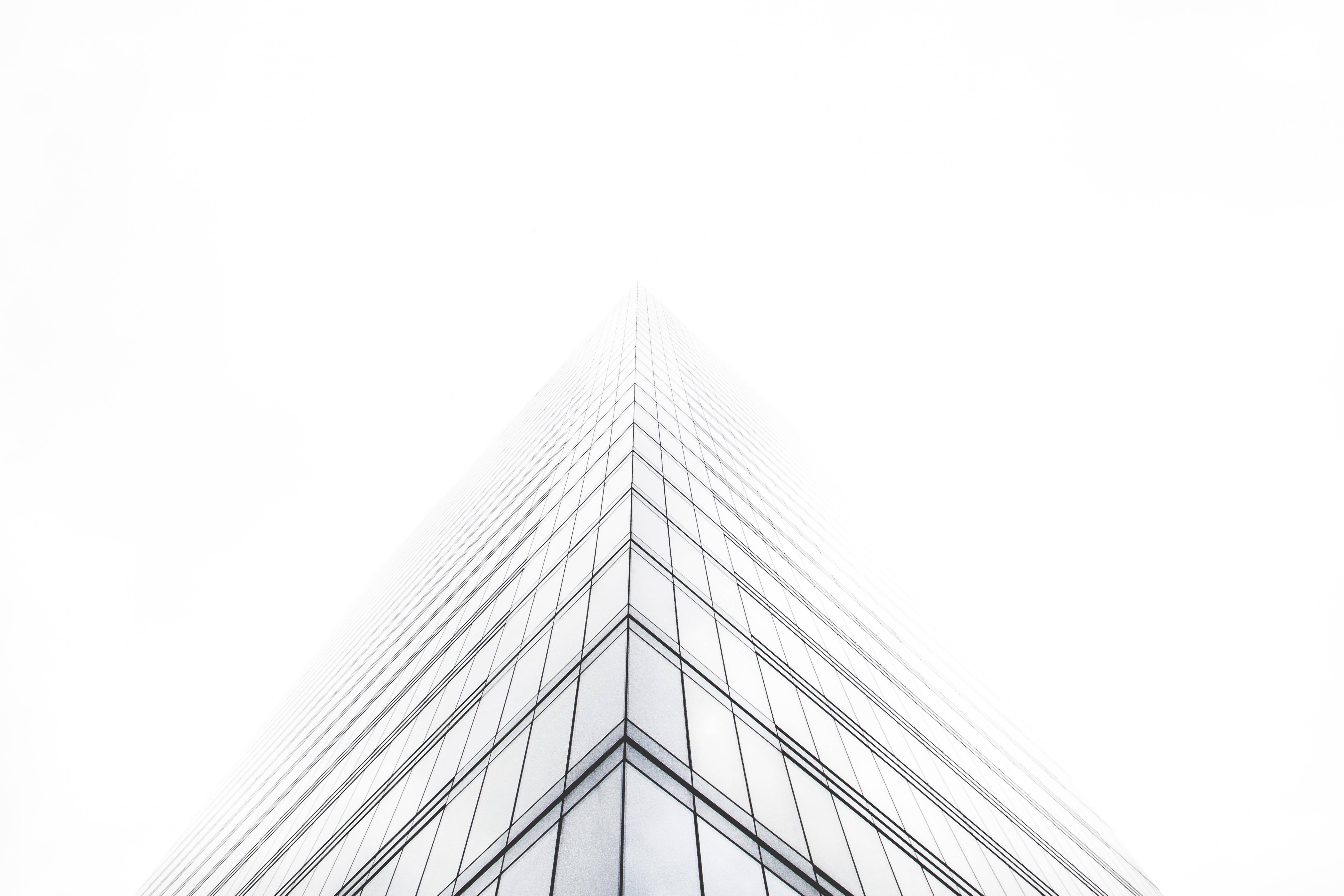 Architecture 桌布 壁紙 — 玻璃摩天大樓的角落消失在明亮白色天空中的極簡向上視角。