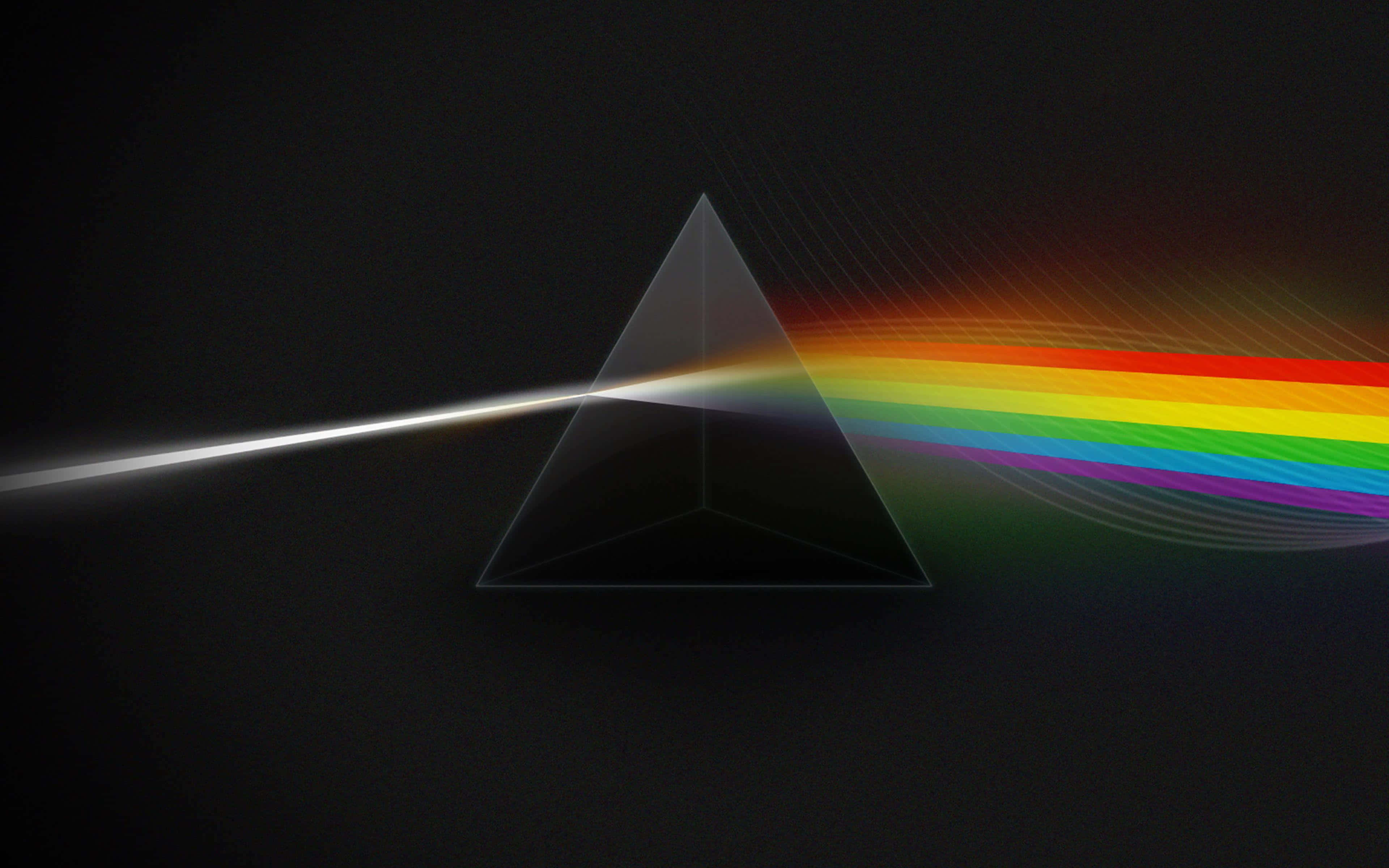 Dark Side Of The Moon 桌布 壁紙 — 玻璃棱鏡將光束折射成鮮豔的彩虹光譜，背景為黑色。