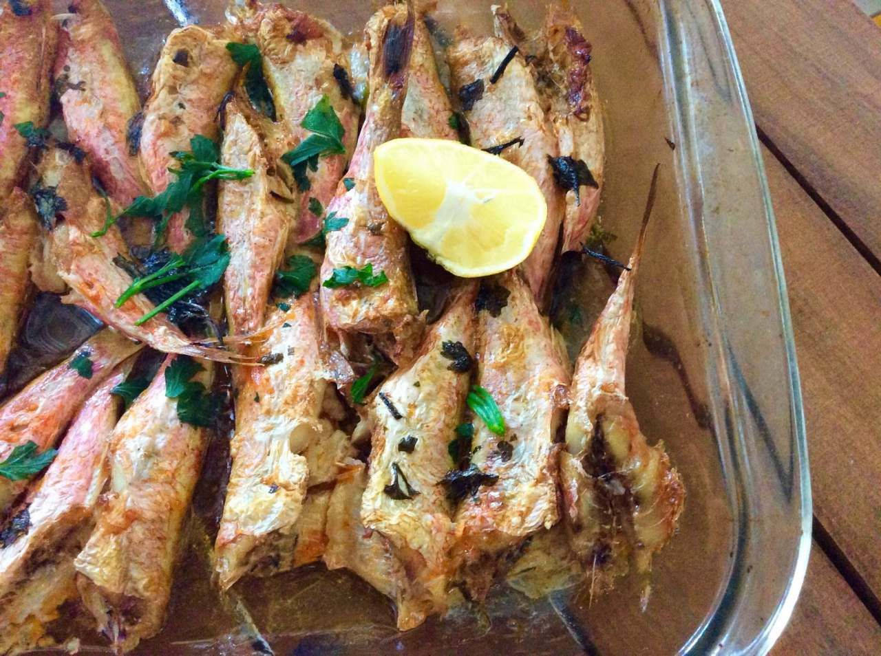 fry 桌布 壁紙 — 玻璃盤上的烤魚片，以新鮮歐芹和檸檬角裝飾，放在木桌上。