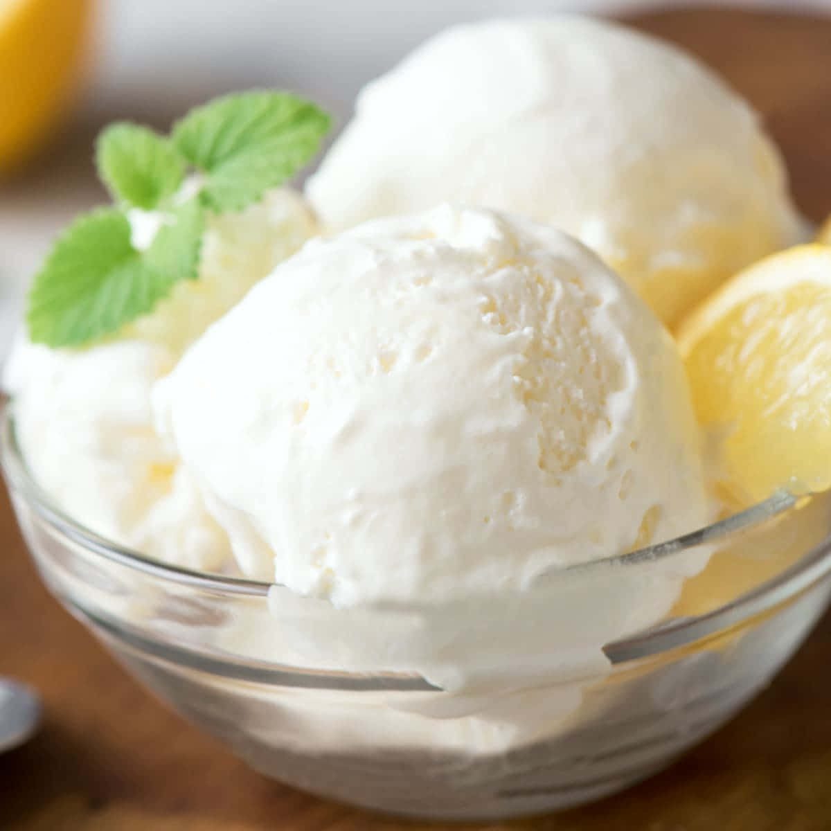 Ice Cream 桌布 壁紙 — 玻璃碗中的三個奶油檸檬冰淇淋球，飾以薄荷和檸檬角。