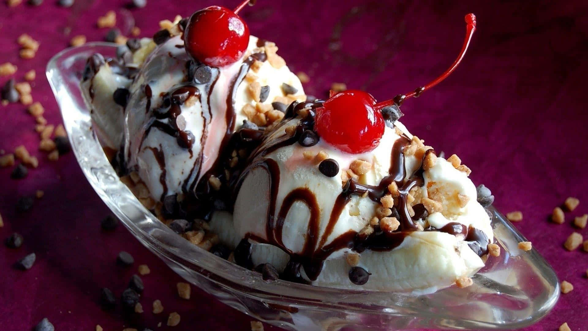 Ice Cream 桌布 壁紙 — 玻璃碟上兩球香草冰淇淋，淋上巧克力醬、碎堅果和鮮紅櫻桃。