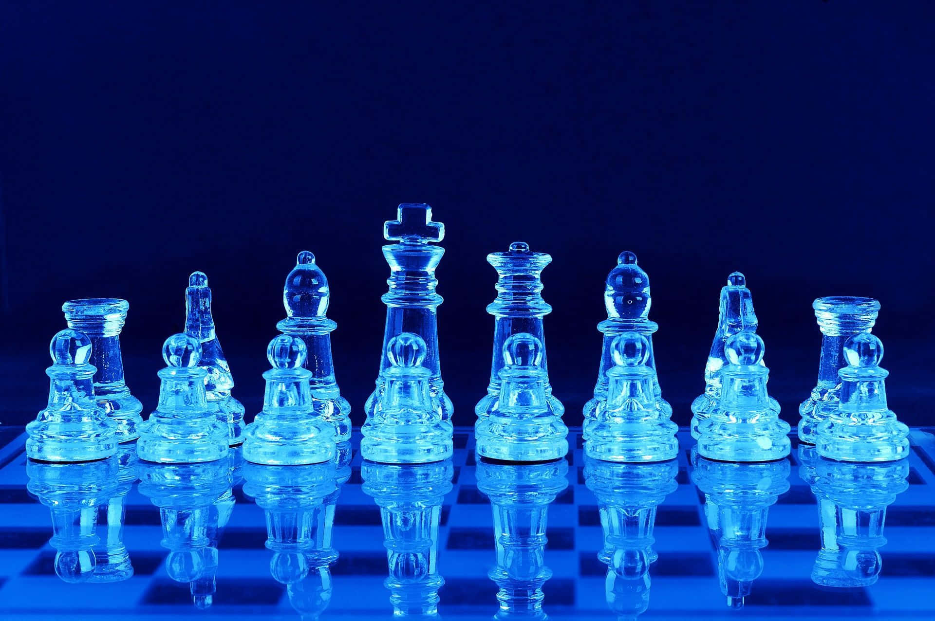 Profile 桌布 壁紙 — 玻璃西洋棋棋子在反射板上發出電藍色光芒，背景是深藍色。