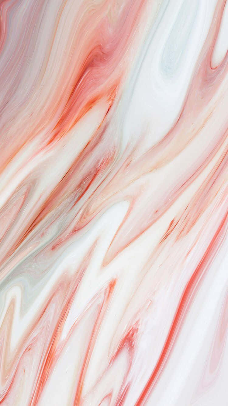 Marble Pink 桌布 壁紙 — 珊瑚粉紅和奶油白色的顏料在畫布上形成流動漩渦，融合成動態的有機圖案。