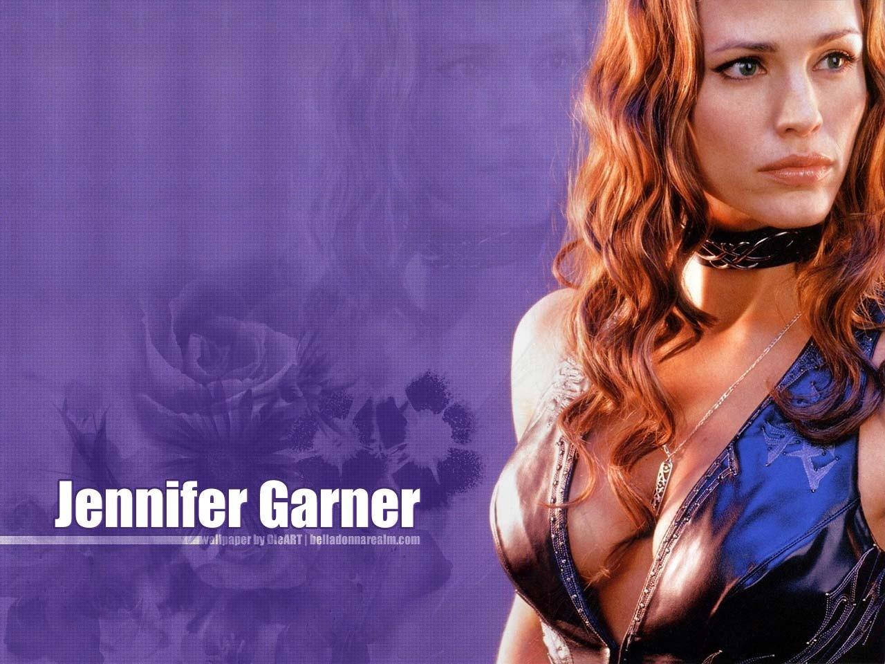Celebrity 桌布 壁紙 — 珍妮佛嘉納（Jennifer Garner）擁有一頭波浪紅髮，戴著頸鏈，在紫色花卉背景下凝視著。
