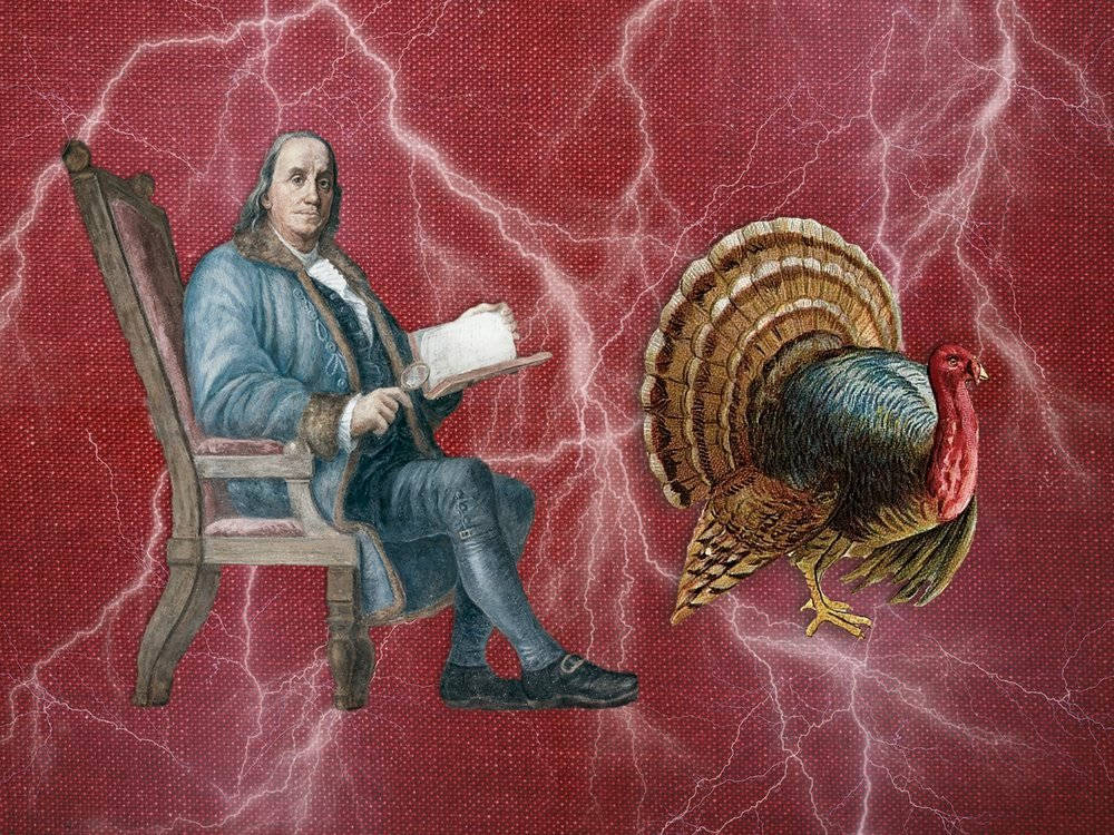 Franklin 桌布 壁紙 — 班傑明·富蘭克林平靜地坐在火雞旁邊的椅子上，閃電在深紅色背景上閃爍。